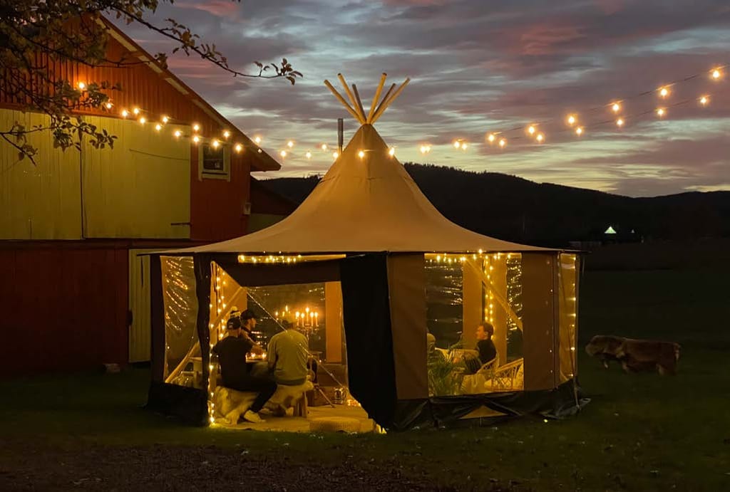 Interieur van tipitent met sfeervolle verlichting en inrichting
