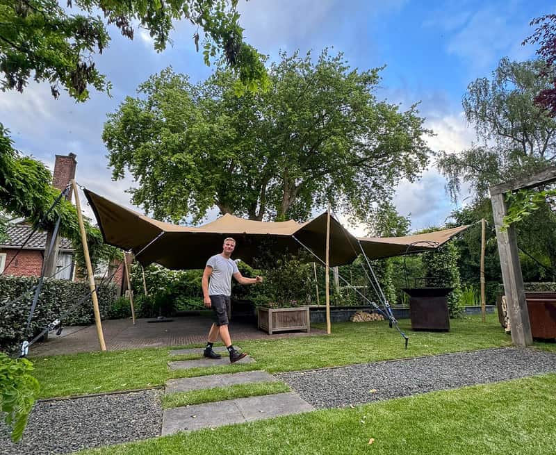 De Tenterij: stretchtent opgezet in een tuin in Zevenbergen — de eersteklus van het team