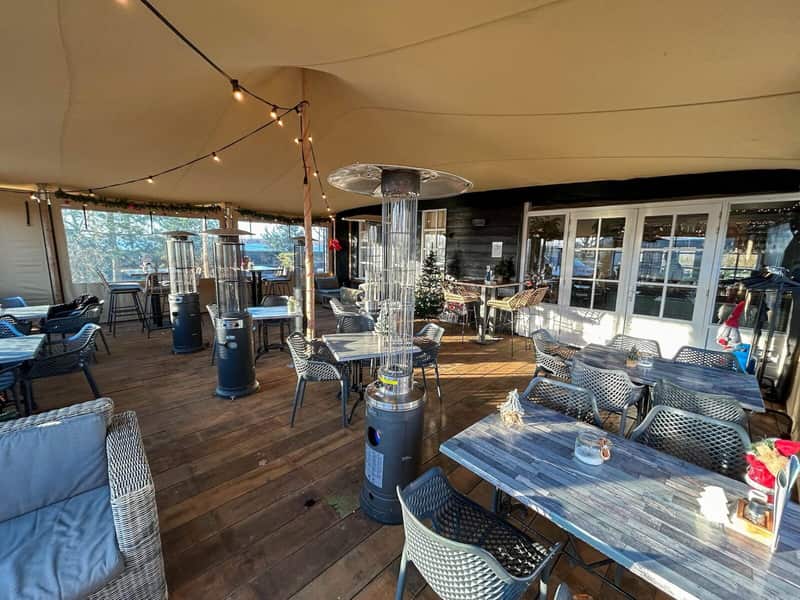Sfeervolle stretchtent met heaters en houten vloer